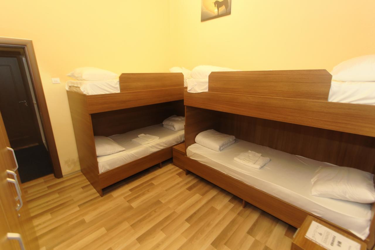 Moon Hostel Pristina Kültér fotó