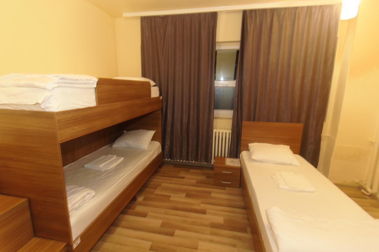 Moon Hostel Pristina Kültér fotó